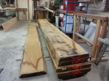 Eichestamm in Einzelbohlen zerlegt