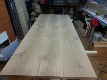 fertig verleimte und geschliffene Tischplatte roh