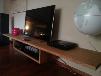 freischwebendes Multimedia Rack Eiche Massiv ge&ouml;lt