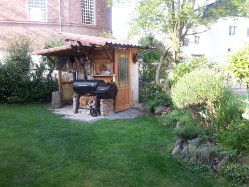 Sommerk&uuml;che mit integriertem kleinen Ger&auml;teschuppen.