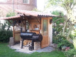 Sommerk&uuml;che mit integriertem kleinen Ger&auml;teschuppen.